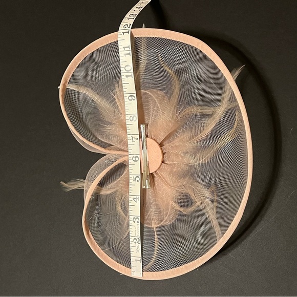 Fascinator hat, blush pink, hair pin fastening, real feathers detail - Picture 7 of 10